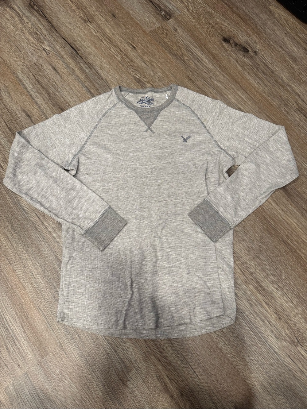 American Eagle Outfitters Heather Gray Long-Sleeve Raglan Crew